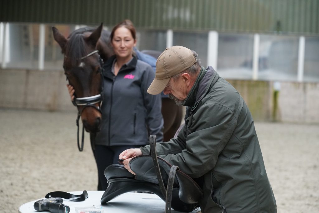 Kerry past hier het zadel aan  de veranderde rug van het paard aan