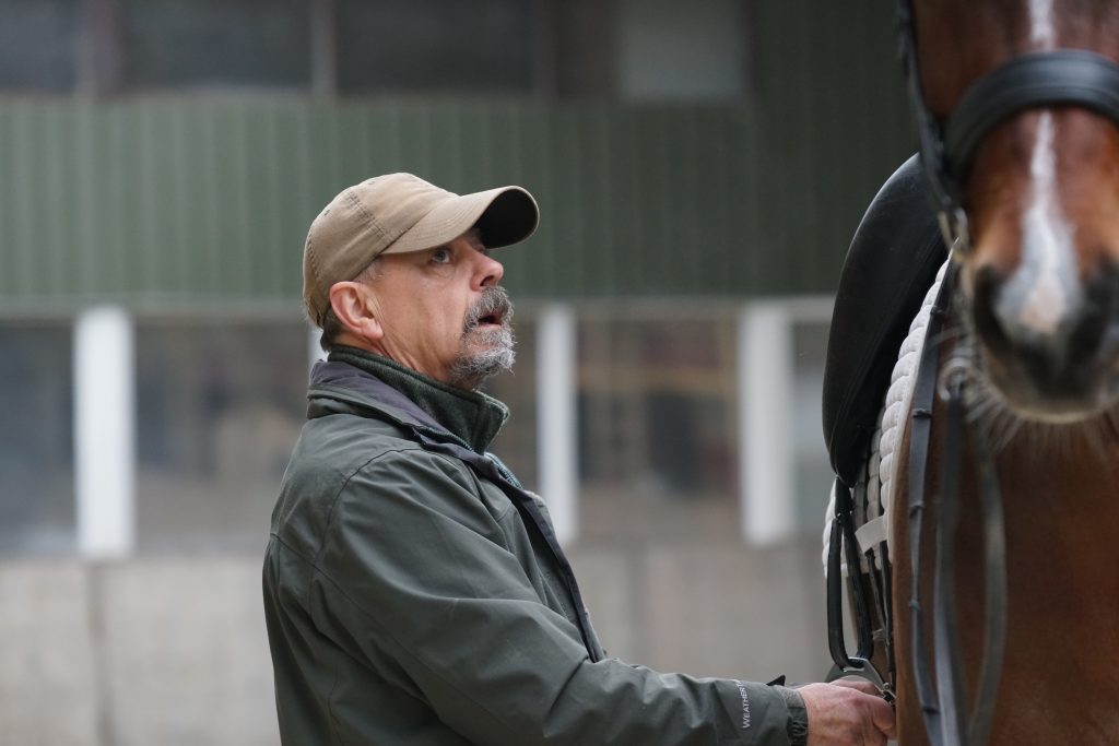 Kerry doet alles om het het paard zo comfortabel mogelijk te maken